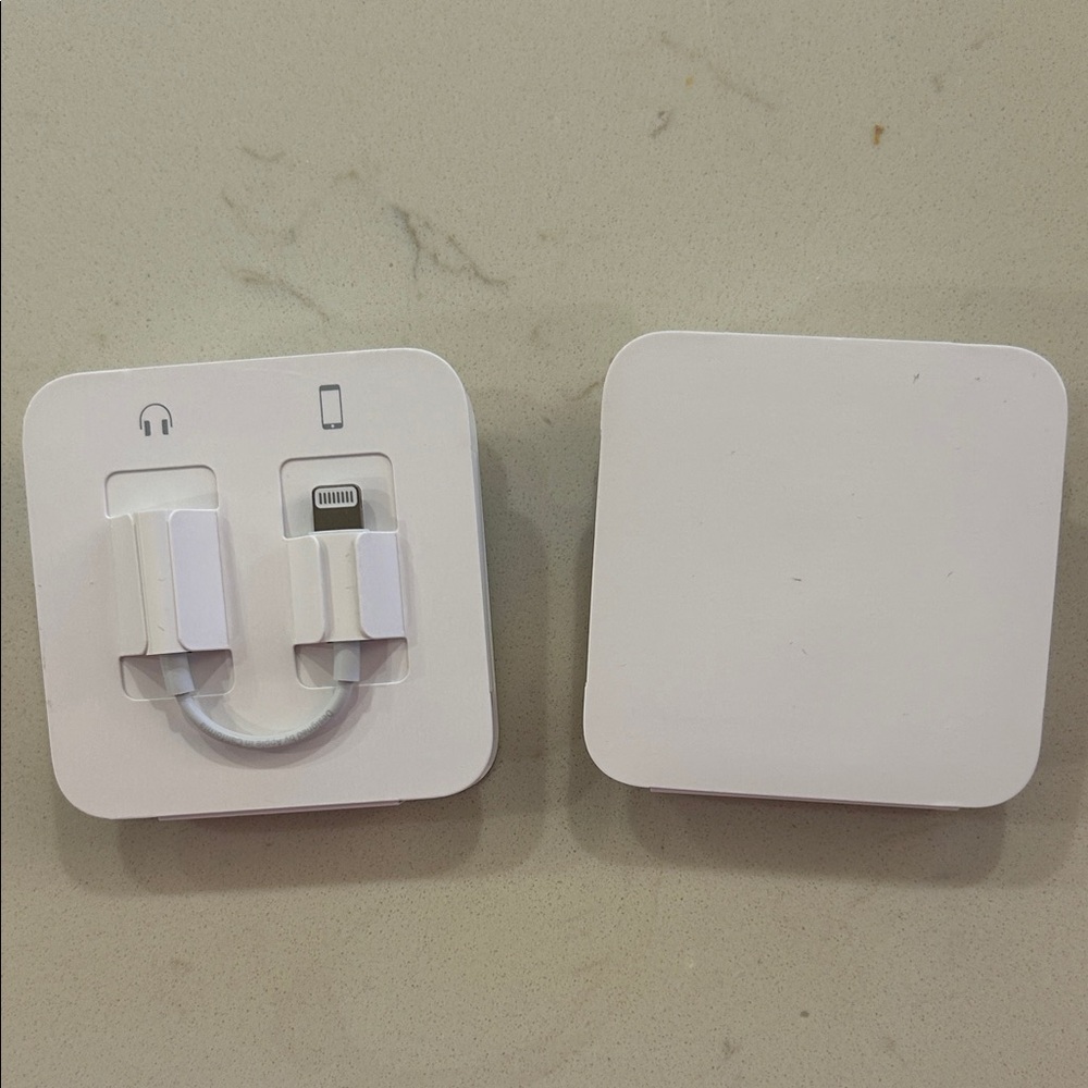 Apple OEM 2 Sets White Wired Earbuds with 1 Lightning Audio Jack Adapter - Picture 2 of 6